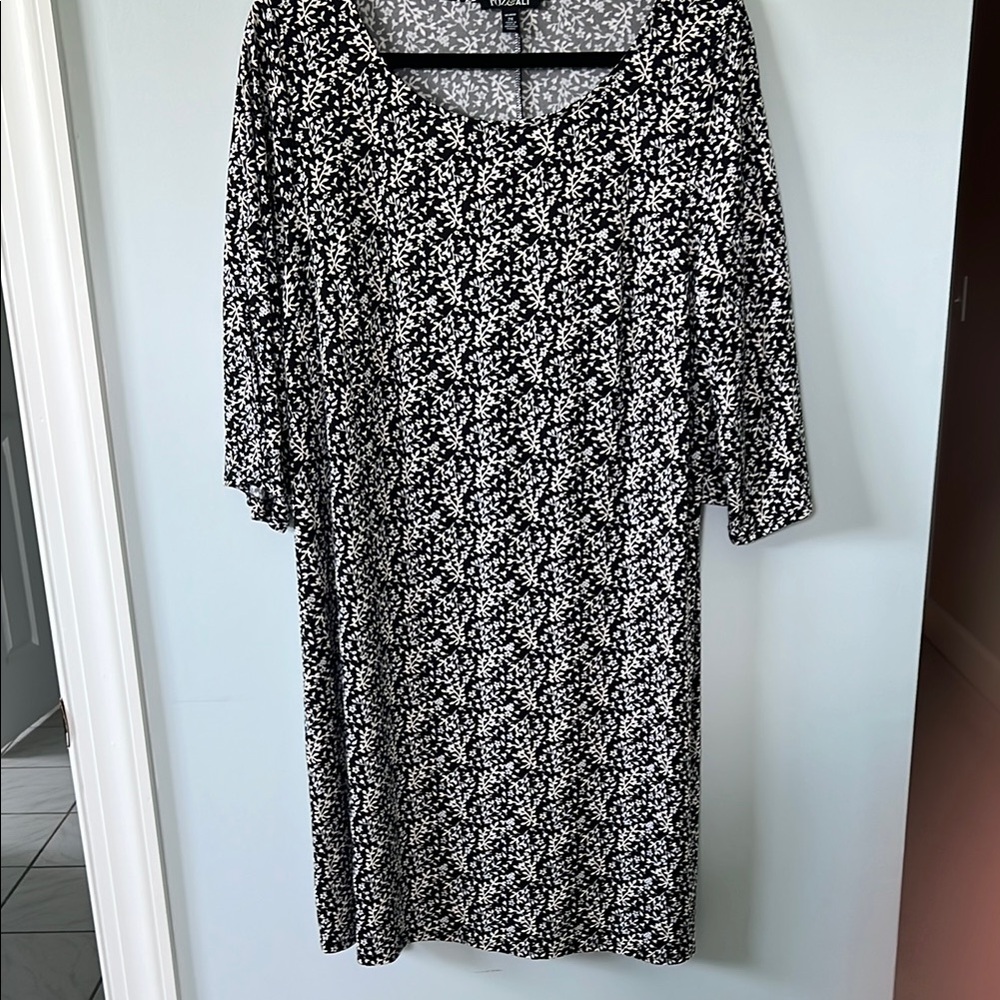 Roz & Ali Black and White Patterned Long Sleeve Dress